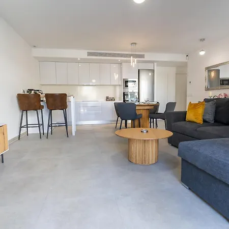 Rentafive - Iconic - Piscina - Terraza