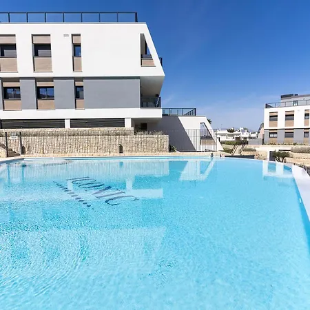 Rentafive - Iconic - Piscina - Terraza *